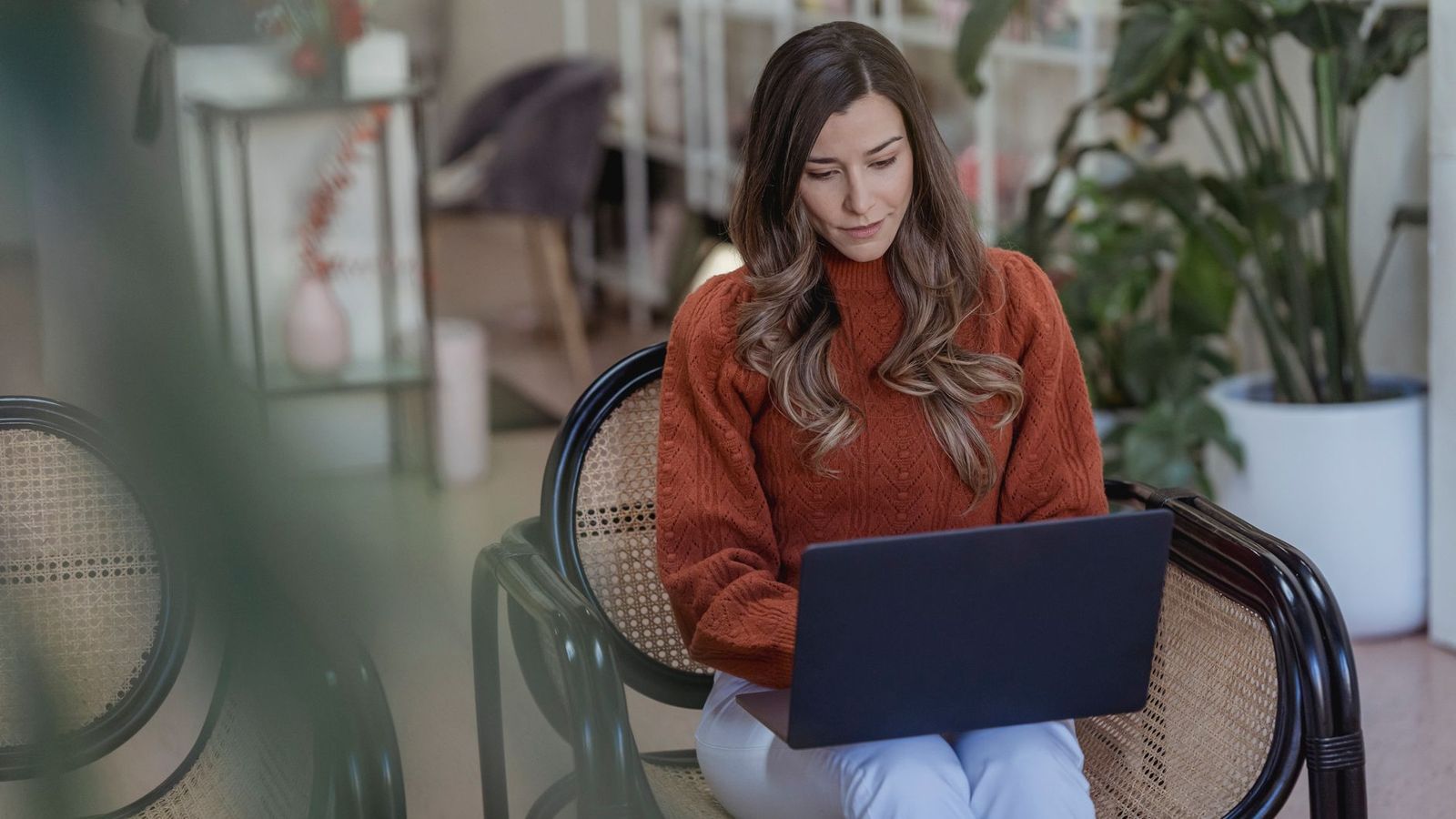 Une femme travaille sur un ordinateur portable dans un bureau à domicile
