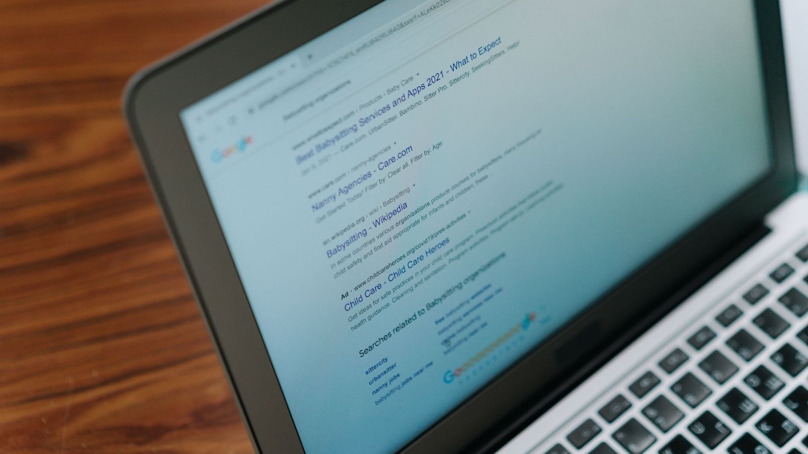 Un écran d'ordinateur portable affichant un navigateur ouvert