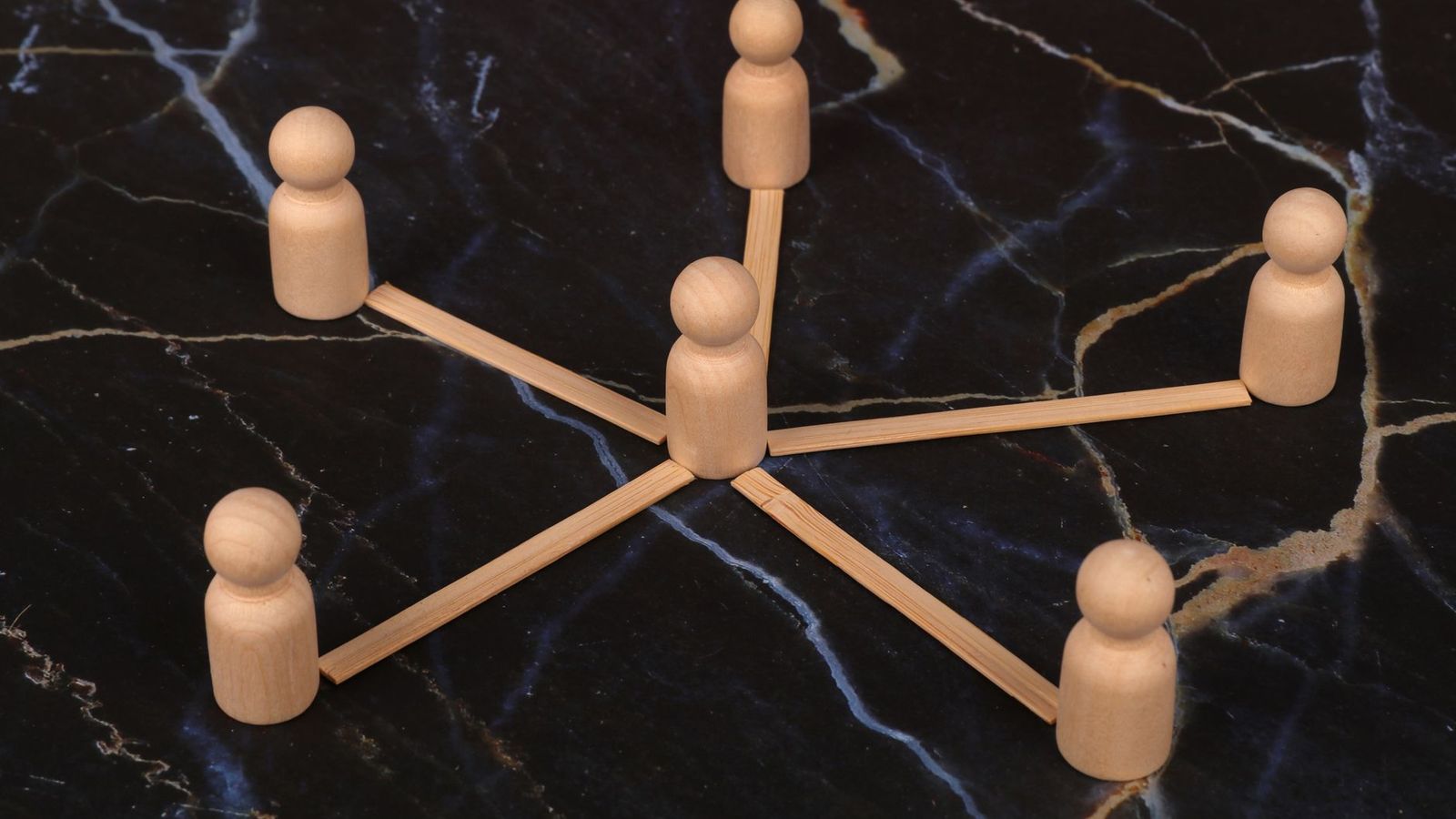 Un groupe de personnes réunies autour d'une table de travail
