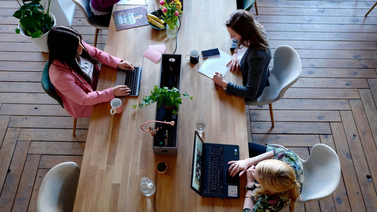 Un espace de travail partagé avec plusieurs bureaux occupés