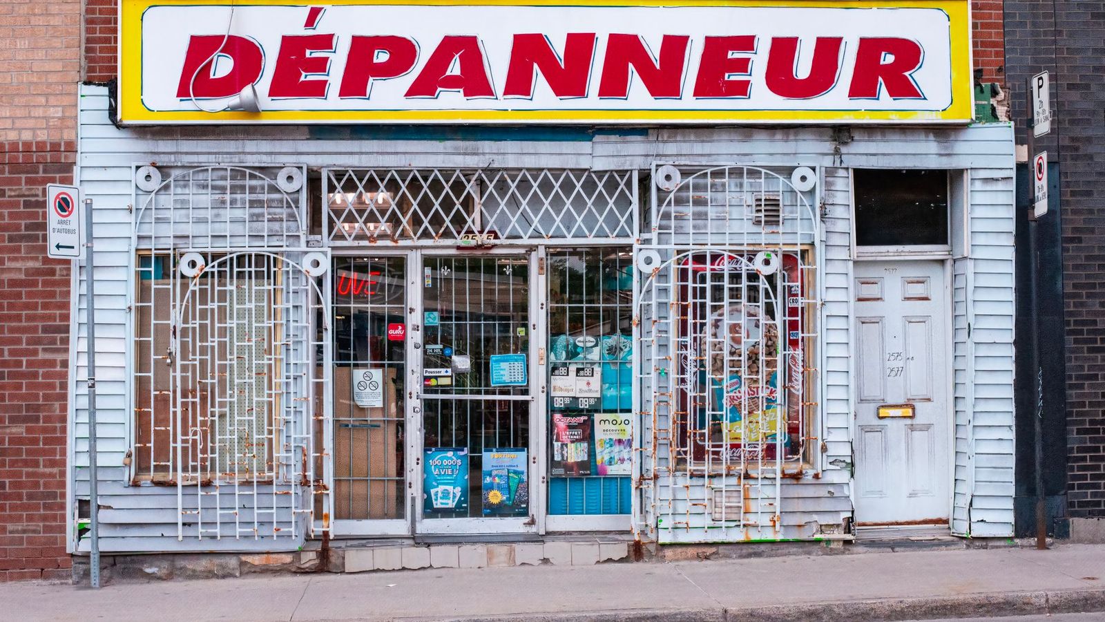 La devanture d'un commerce avec son enseigne