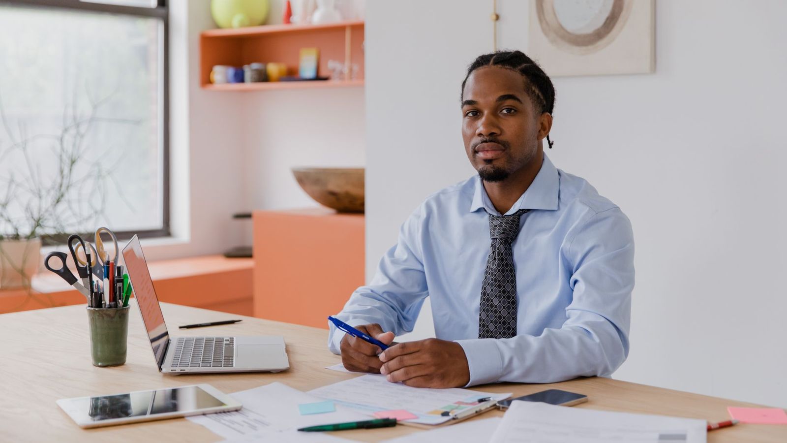 Un dirigeant d'entreprise debout dans un bureau