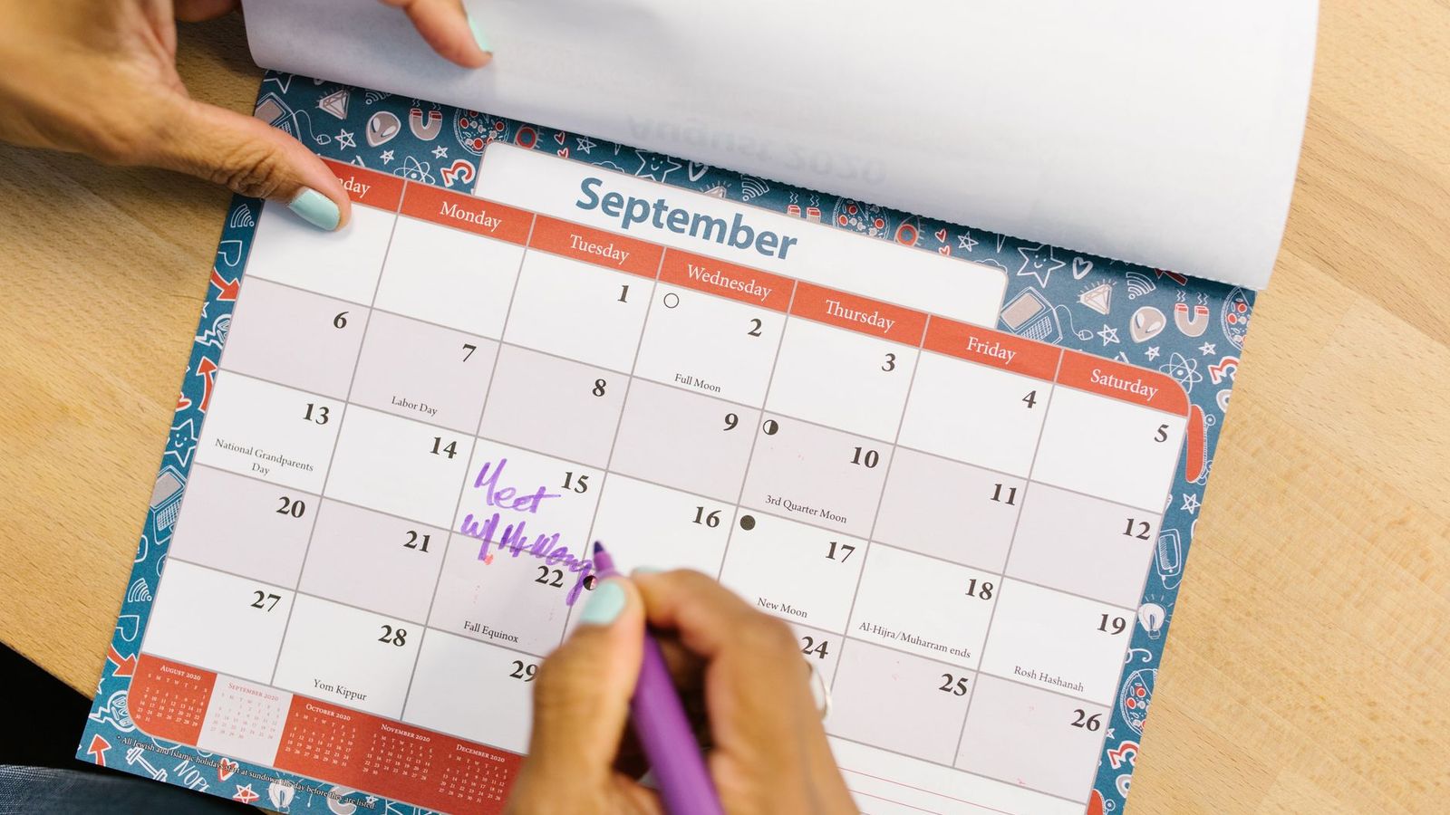 Un agenda ouvert avec des dates entourées
