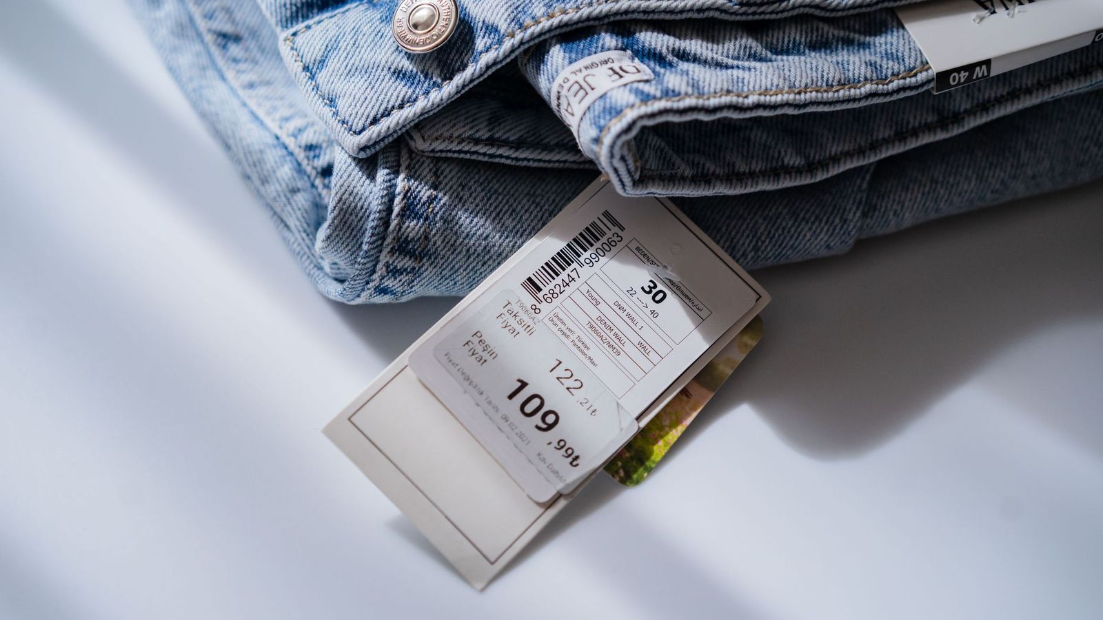 Une étiquette de prix posée sur un comptoir