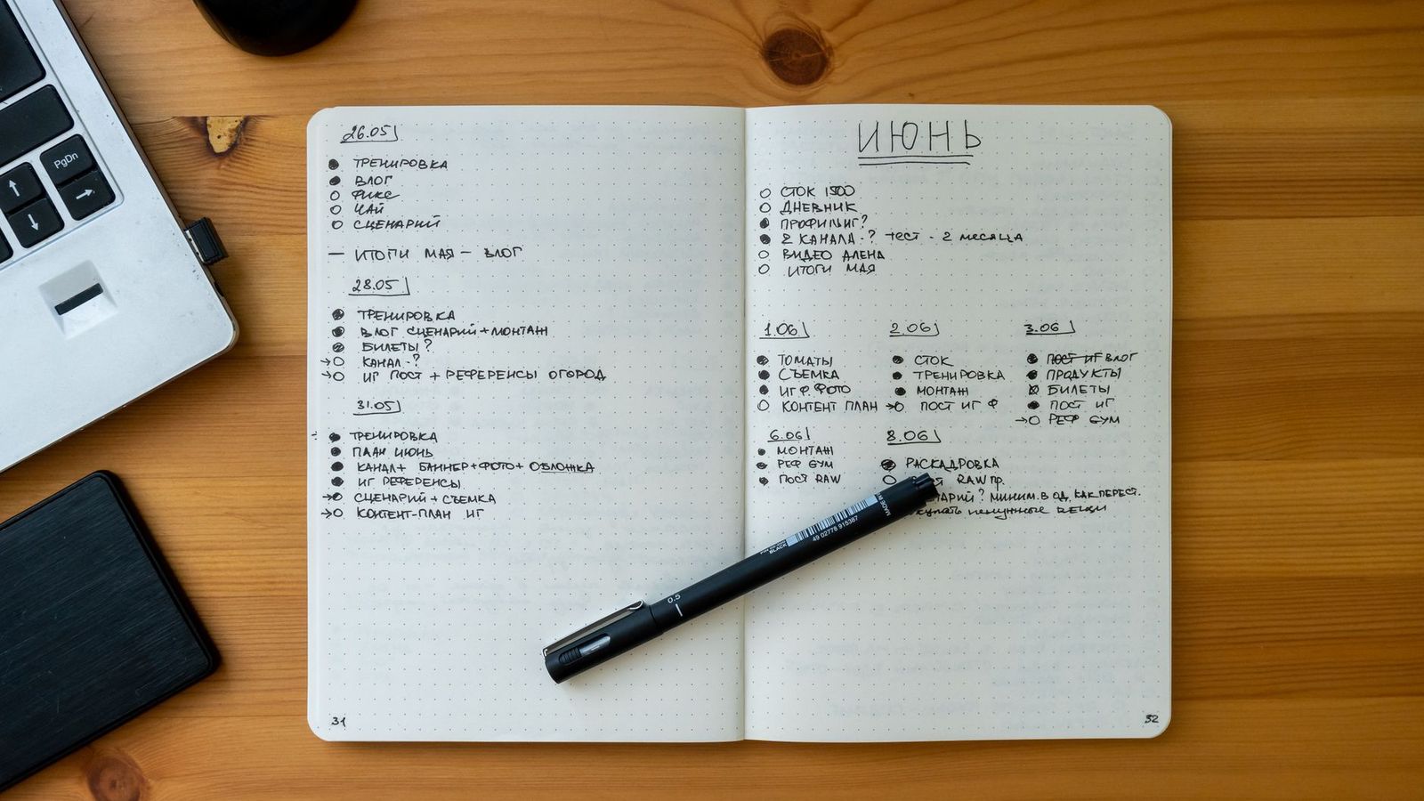 Un carnet ouvert avec une liste numérotée écrite à la main