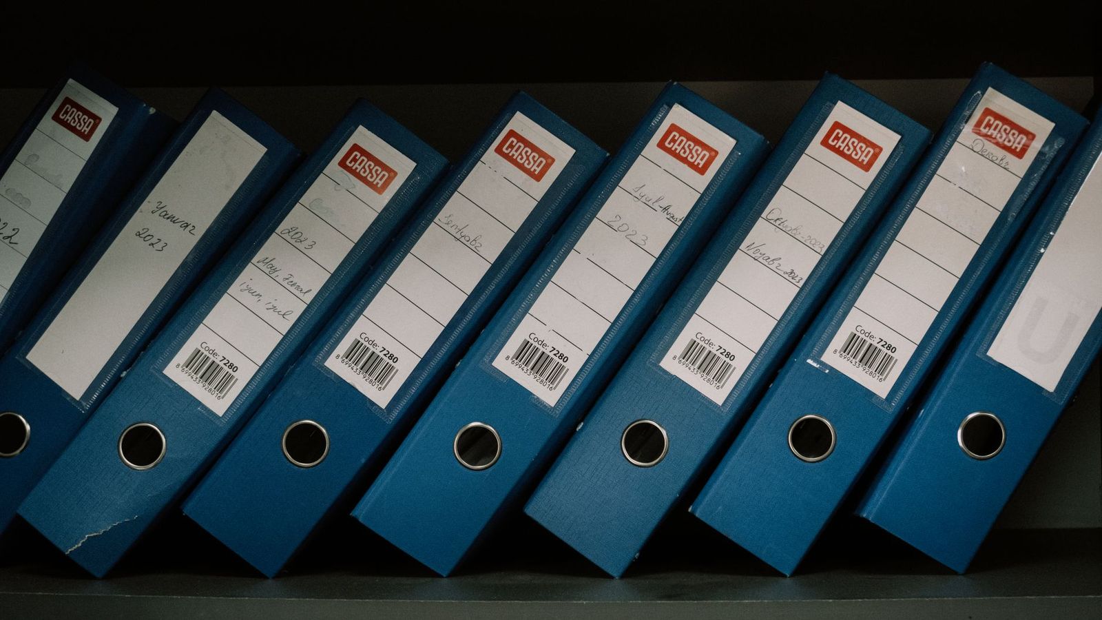 Un document officiel tamponné dans une chemise d'archive