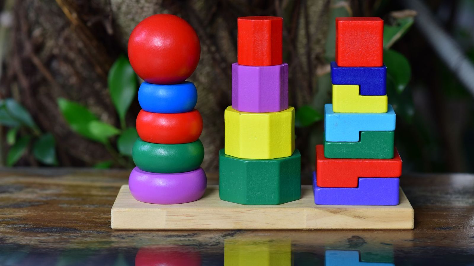 Des blocs de bois de formes différentes posés sur une table