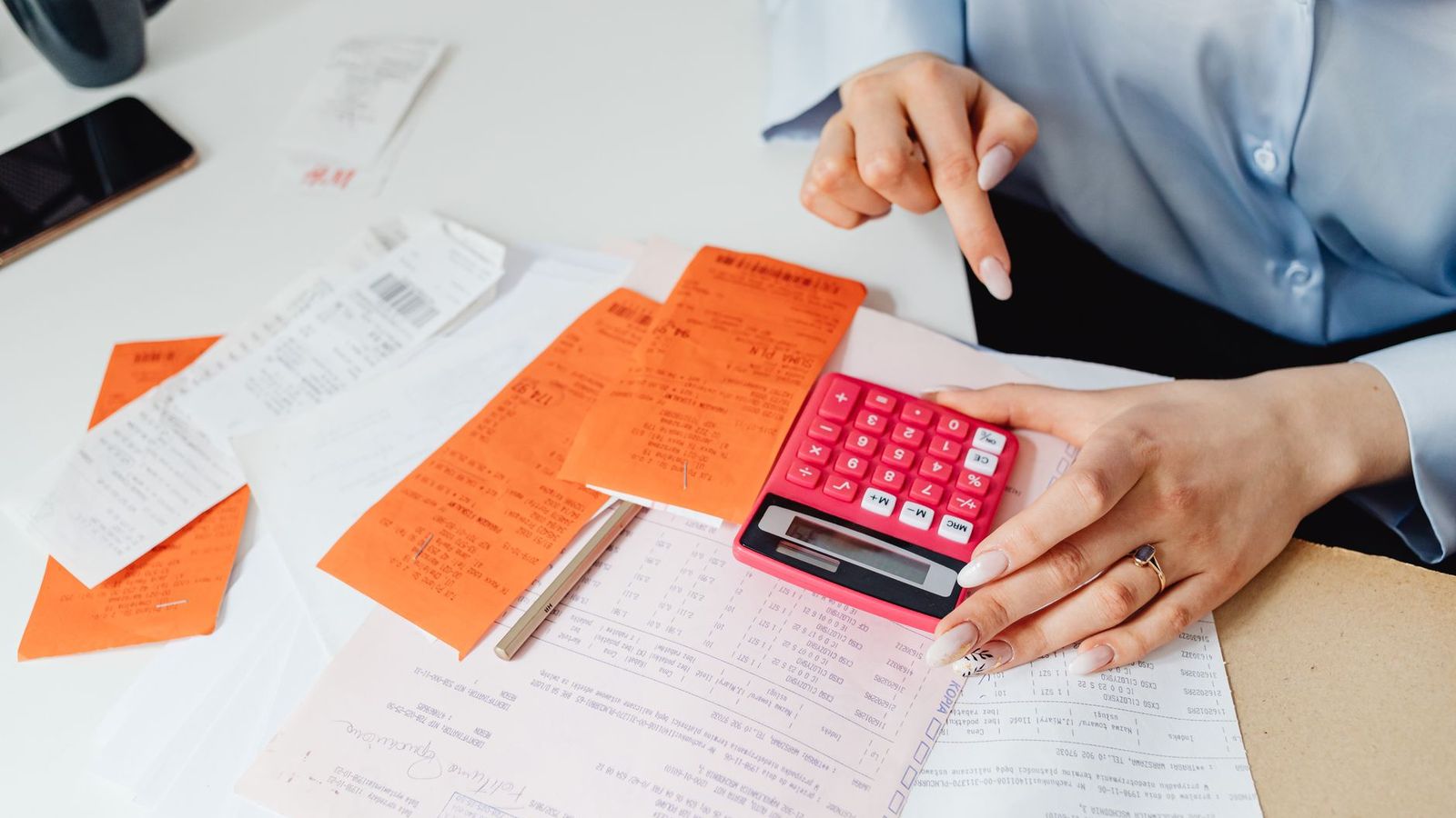 Une calculatrice et des tickets posés sur un bureau