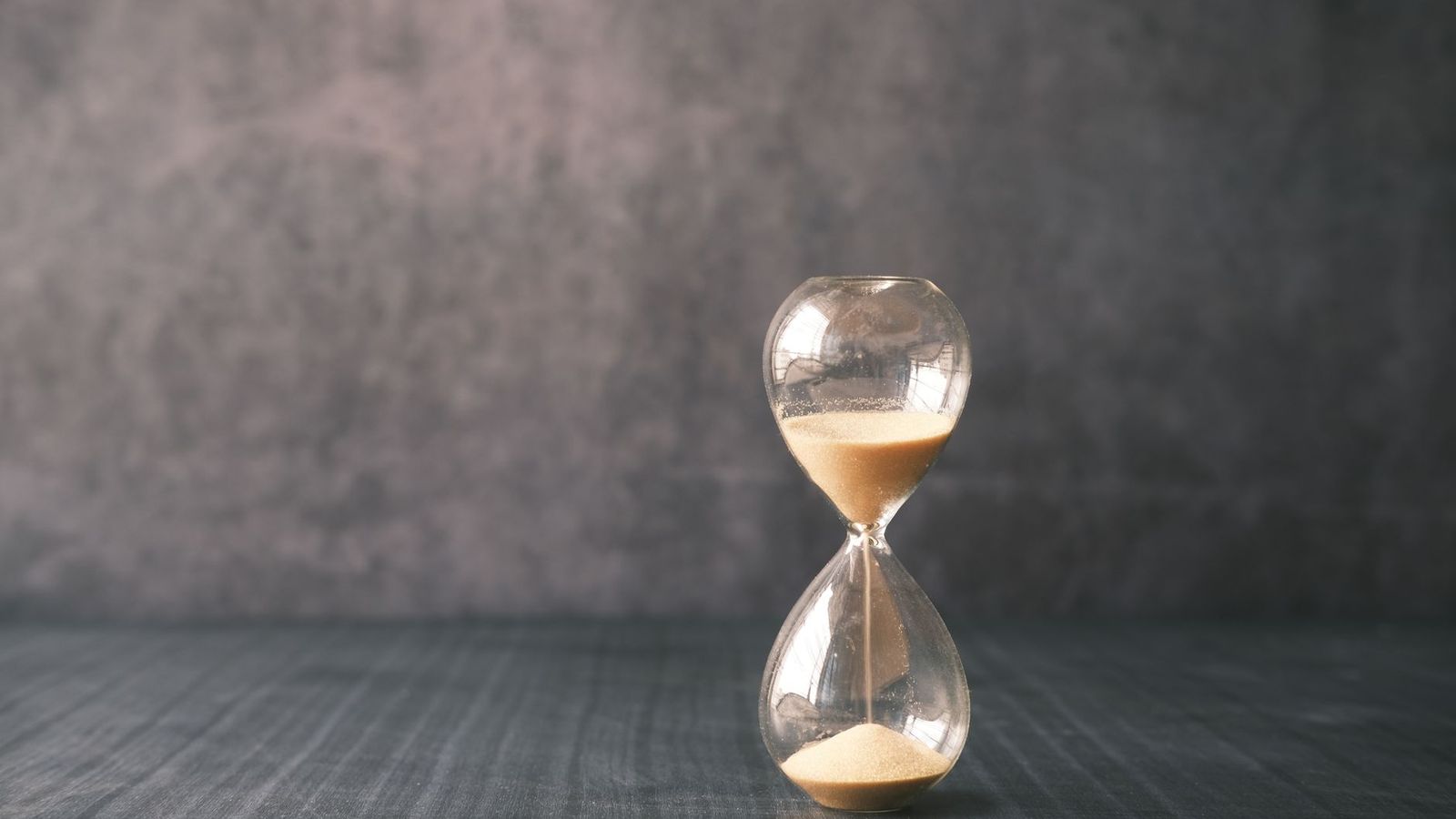 Un chronomètre posé à côté d'un ordinateur portable